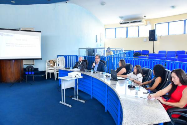 Vereadores de Floriano recebem equipe cont&aacute;bil da Prefeitura para discutir a LOA 2024(Imagem:CMF)
