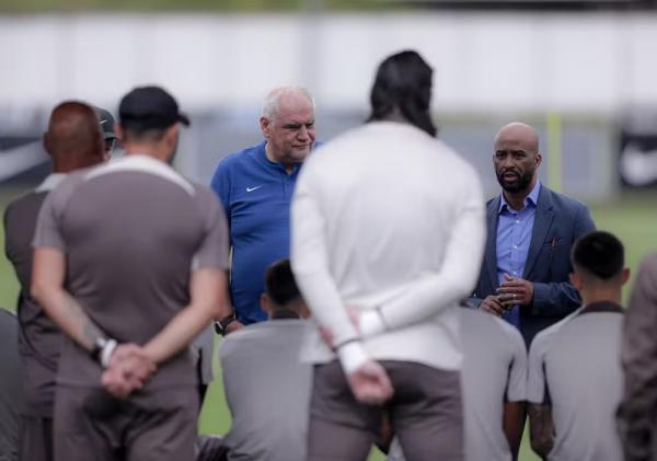 Fabinho Soldado conversa com jogadores do Corinthians.(Imagem:Rodrigo Coca/Ag&ecirc;ncia Corinthians)