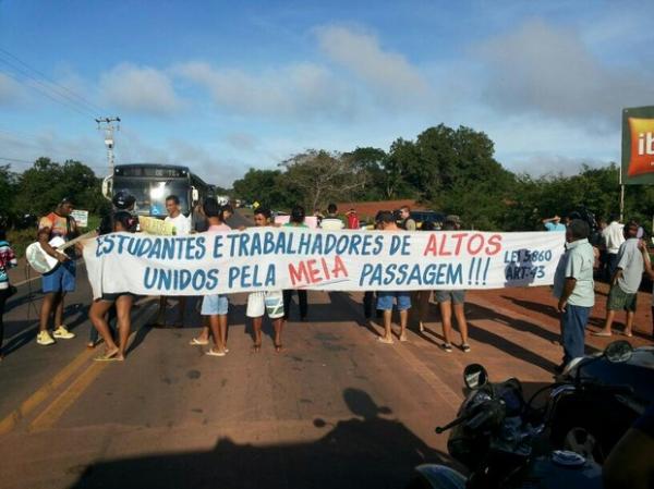 BR-343 é bloqueada em protesto contra aumento de passagem no PI