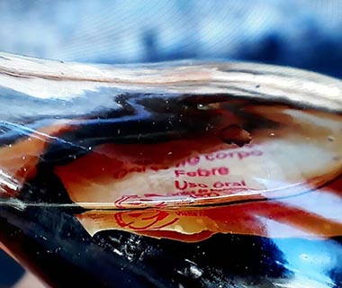 Comerciante acha embalagem de remédio dentro de refrigerante