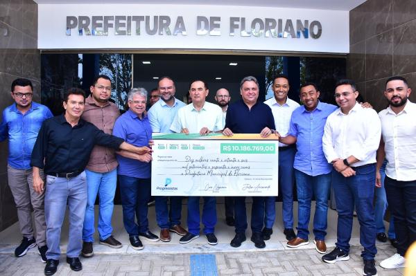  Vereador Felipe Vieira participa de an&uacute;ncio de mais de R$ 10 milh&otilde;es para a sa&uacute;de de Floriano.(Imagem:Secom)