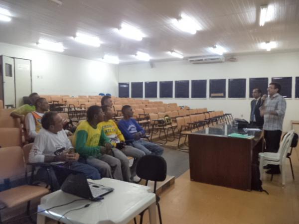 Reuni&atilde;o esclarece d&uacute;vidas sobre isen&ccedil;&atilde;o do IPVA para mototaxistas.(Imagem:FlorianoNews)