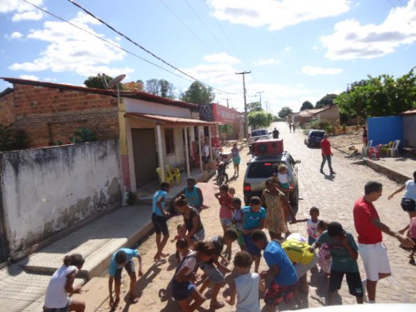 No dia de Natal, bom velhinho distribui bombons &agrave;s crian&ccedil;as florianenses.(Imagem:FlorianoNews)