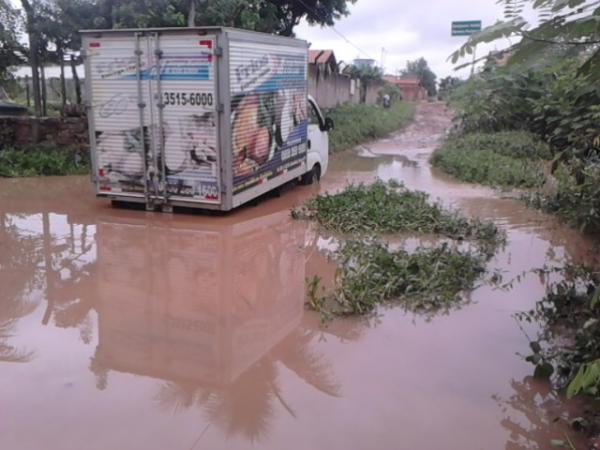 Chuvas deixam ruas de Floriano alagadas