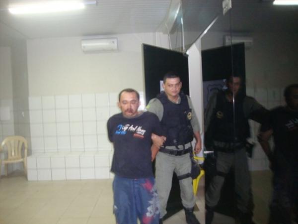 Homem furta bebidas em bar, assalta três jovens e é preso por populares