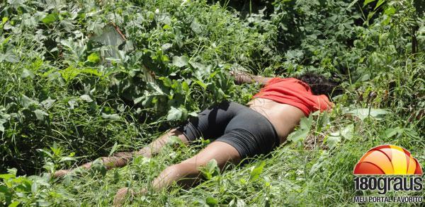 Peda&ccedil;o de madeira com marcas de sangue foi achado ao seu lado.(Imagem:180graus)