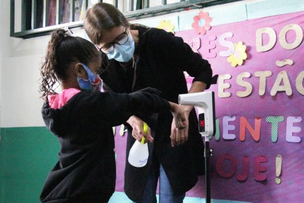 Estudantes podem optar por usar ou não máscara contra Covid nas escolas públicas do DF