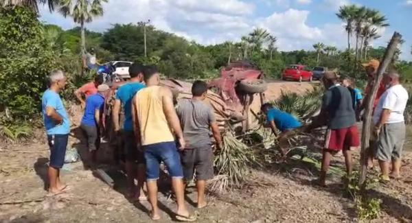 Motorista perde controle de carro após desviar de animal na rodovia PI-113