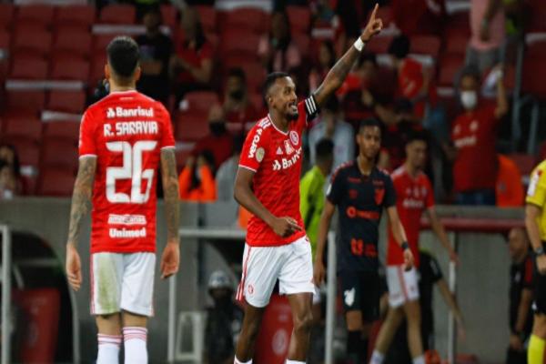 Edenílson brilha, e Inter vence o Athletico-PR de virada pelo Brasileirão