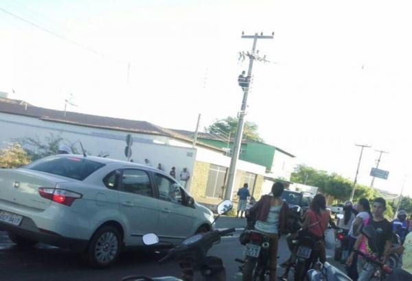 Homem sofre choque elétrico em poste no Piauí e tem 15% do corpo queimado