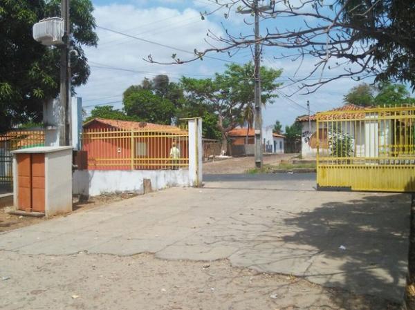 Dupla armada faz arrastão em escola e leva celulares de alunos na capital