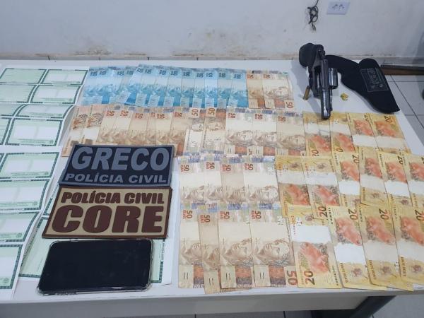 Pol&iacute;cia encontrou R$ 3.500 com o suspeito, oriundo da venda dos documentos desviados.(Imagem:Divulga&ccedil;&atilde;o/Pol&iacute;cia Civil do Piau&iacute;)