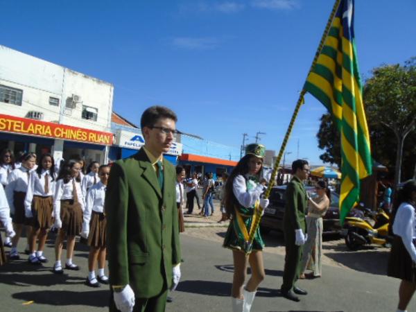 Desfile abre gincana de anivers&aacute;rio do Col&eacute;gio Industrial.(Imagem:FlorianoNews)