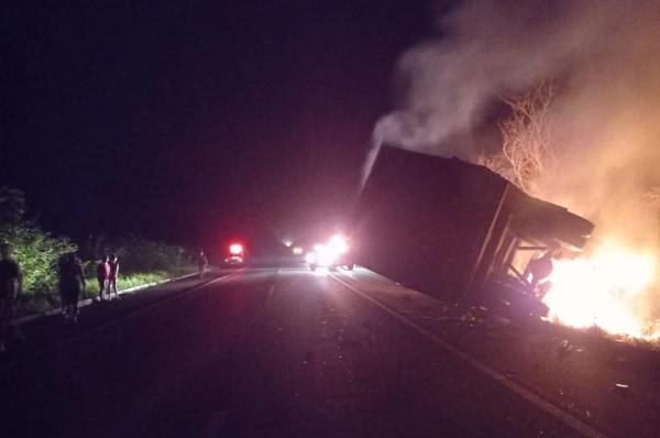Dois morrem carbonizados após colisão entre ambulância e caminhão no Piauí
