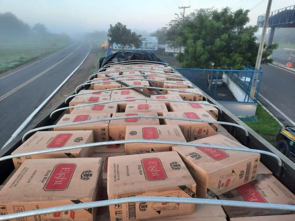 PRF apreende quase 300 mil maços de cigarros contrabandeados e prende dois homens em Piracuruca