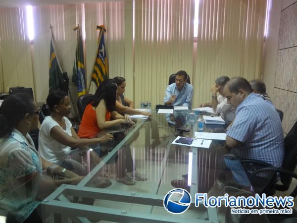  Prefeito se re&uacute;ne com professores para debater assuntos de interesse da categoria.(Imagem:FlorianoNews)
