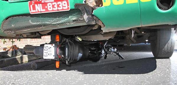 Motoqueiro embriagado morre ap&oacute;s bater de frente com &ocirc;nibus(Imagem:Dant&eacute;rcio Cardoso )