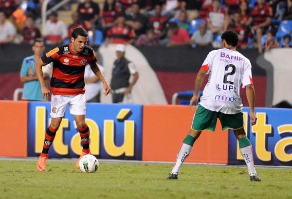 Ramon parte para cima da marca&ccedil;&atilde;o em Flamengo x Portuguesa, em 2012.(Imagem:Alexandre Vidal/Flamengo)