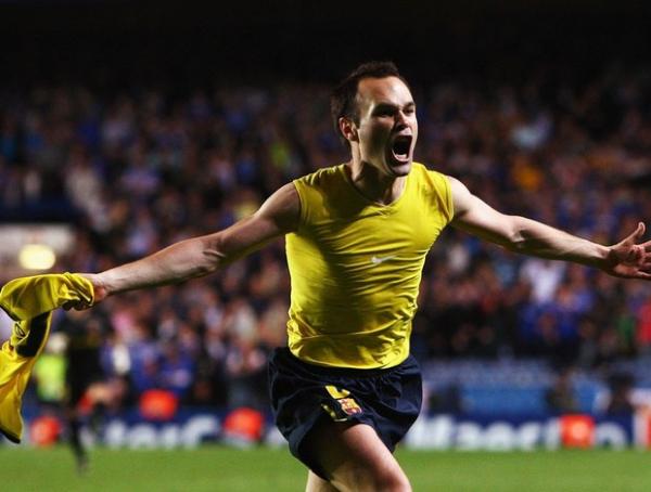 'Iniestazo': Iniesta corre para comemorar o gol que mudou a hist&oacute;ria do Bar&ccedil;a.(Imagem:Getty Images)