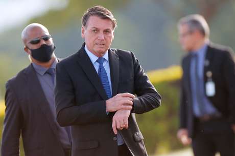 Bolsonaro acompanha velório de paraquedista morto em treinamento no Rio