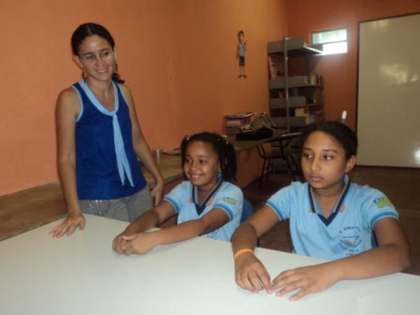 Alunos do Programa R&aacute;dio na Escola e a Professora Brigida Barbosa(Imagem:Cida Santana)