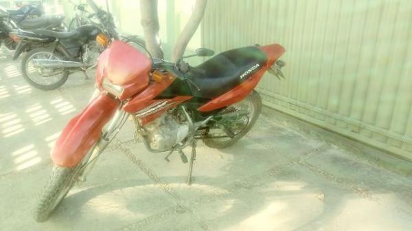 Pol&iacute;cia apreende motocicleta com chassi pinado em Floriano.(Imagem:FlorianoNews)