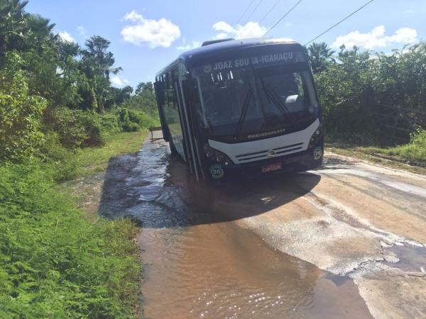 Asfalto afunda e ônibus alternativo cai em buraco em avenida de Parnaíba