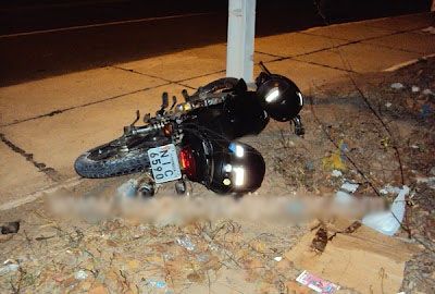 Mototaxista perde controle da moto, bate em poste e morre