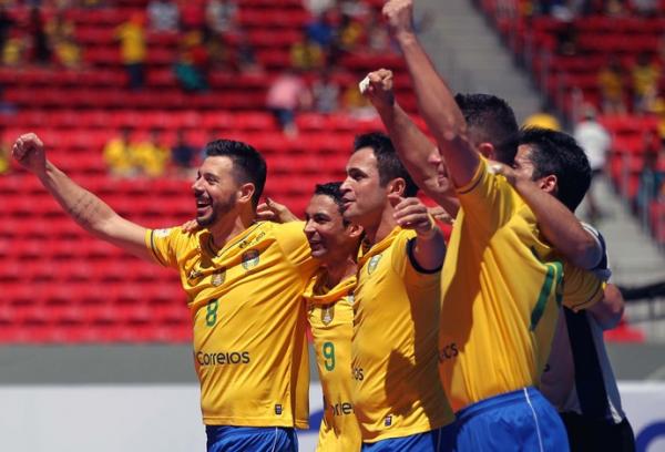 Brasil celebra goleada por 4 a 1 sobre a Argentina na volta de Falc&atilde;o.(Imagem:Francisco Stuckert / Ag. Estado)