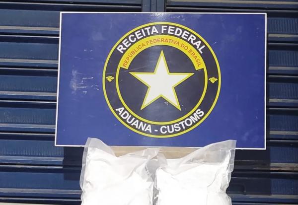 Cães da Receita Federal localizam pacote dos Correios com 3,5 kg de cocaína em Teresina