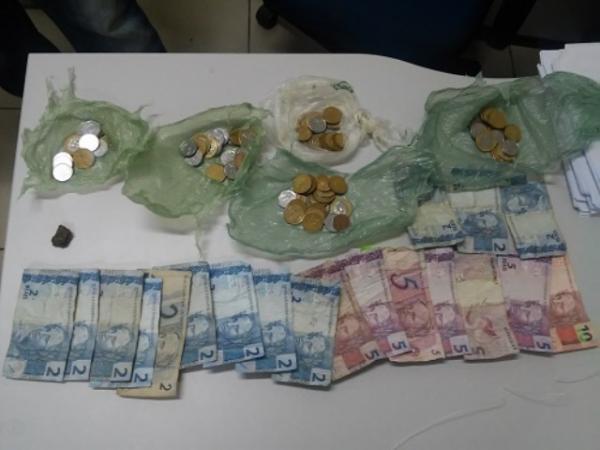 Dinheiro e drogas apreendidos(Imagem:Jc24horas)