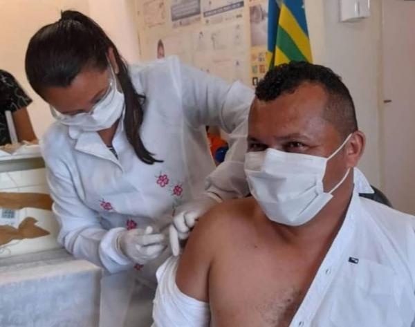 Prefeito de Guaribas &eacute; vacinado contra a Covid.(Imagem:Reprodu&ccedil;&atilde;o)