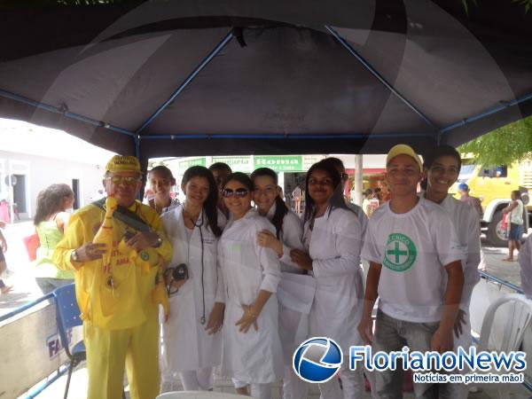 Alunos realizam manh&atilde; de a&ccedil;&atilde;o social na Pra&ccedil;a Dr. Sebasti&atilde;o Martins.(Imagem:FlorianoNews)