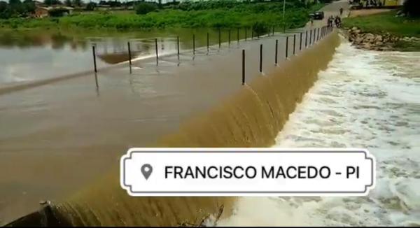 Fortes chuvas enchem Rio Curimatá e transbordam barragem no Piauí