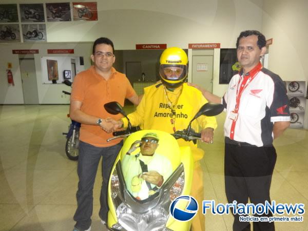 Rep&oacute;rter Amarelinho recebeu nova moto personalizada da Cajueiro Motos.(Imagem:FlorianoNews)