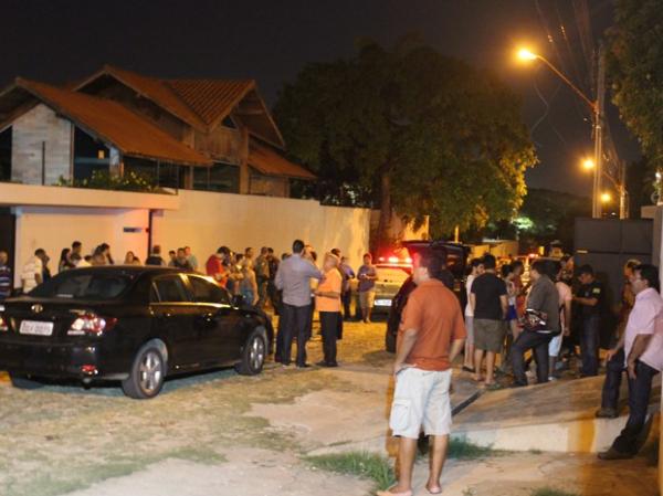 Movimenta&ccedil;&atilde;o na Rua Raimundo Portela na noite de sexta-feira (6).(Imagem:Ellyo Teixeira/G1)