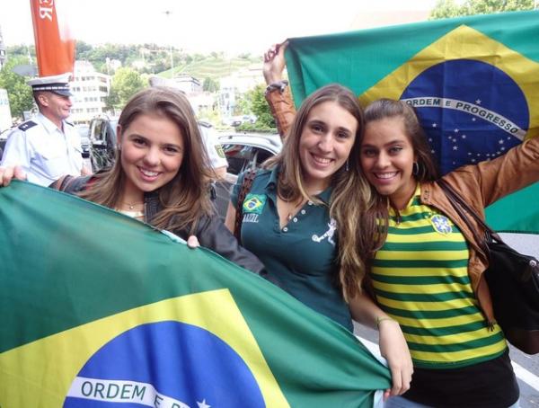 Torcedoras brasileiras fazem festa no hotel da Sele&ccedil;&atilde;o.(Imagem:M&aacute;rcio Iannacca / Globoesporte.com)
