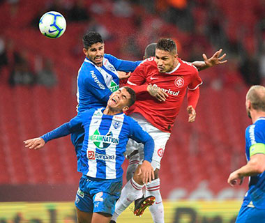 Com 2 gols de Guerrero, Inter bate Paysandu pela Copa do Brasil