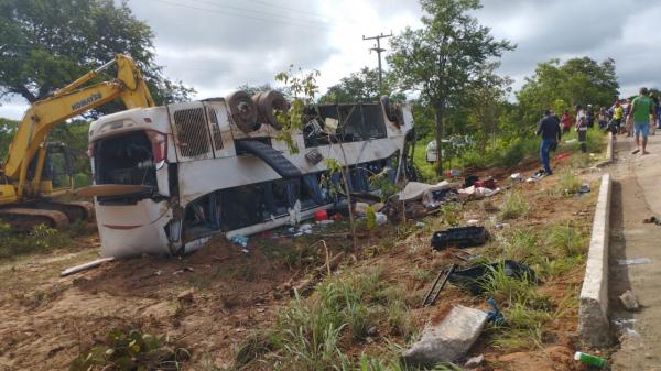 Segundo ônibus com passageiros tomba em menos de 24 horas no Piauí