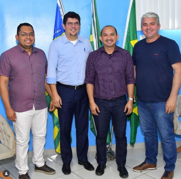 Marcony Alisson, presidente da Câmara de Floriano, recebe visita do ex-vereador Maurício Bezerra