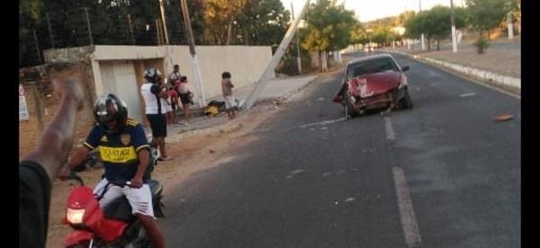 Carro desgovernado colide em poste e mata idoso em Floriano
