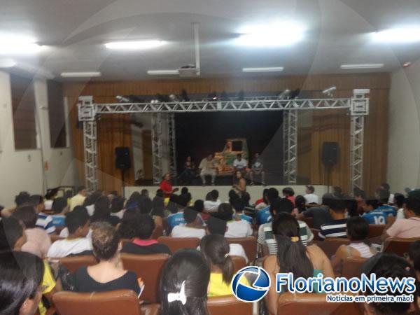 Palco Girat&oacute;rio apresentou o espet&aacute;culo Sargento Get&uacute;lio em Floriano.(Imagem:FlorianoNews)
