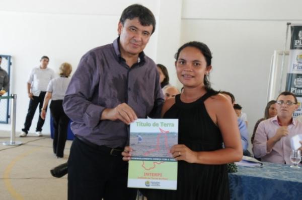 Governador entrega títulos de terras em Batalha