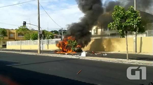 Segundo populares, o pr&oacute;prio condutor teria iniciado o inc&ecirc;ndio.(Imagem:G1 PI)