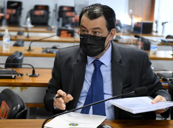 Em adendo ao relatório da CPI, Eduardo Braga pede indiciamento do governador do Amazonas