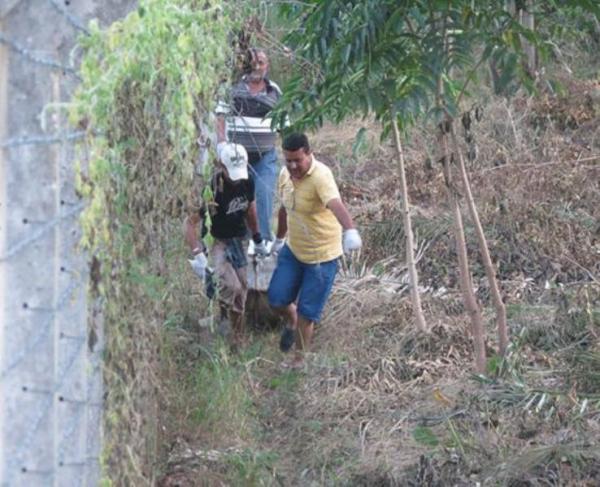 Corpo de homem &eacute; encontrado em matagal na Cer&acirc;mica Cil.(Imagem:Lucas Marreiros/CIdadeverde.com)