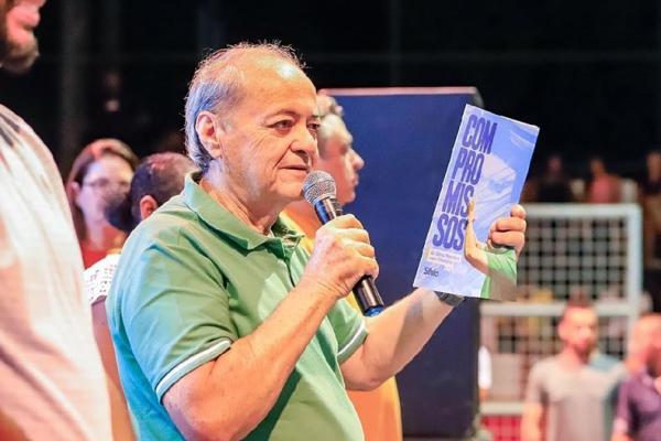 Com ginásio lotado, Silvio Mendes apresenta carta de compromissos