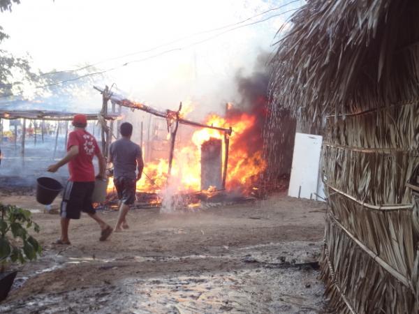 Inc&ecirc;ndio destr&oacute;i barracas na prainha em Bar&atilde;o de Graja&uacute;.(Imagem:FlorianoNews)
