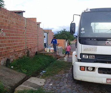 Moradores enfrentam horas em fila para conseguir água em Teresina