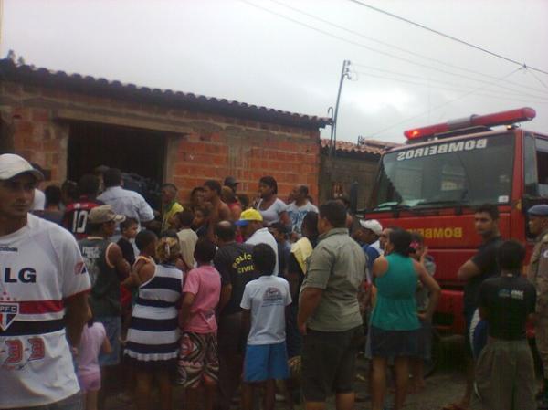 Chaminé desaba e mata duas pessoas na Zona Norte de Teresina.(Imagem:Gilcilene Araújo/G1)